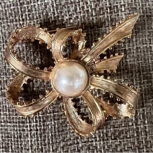 Vintage Gold Bow Brooch with Pearl Accent